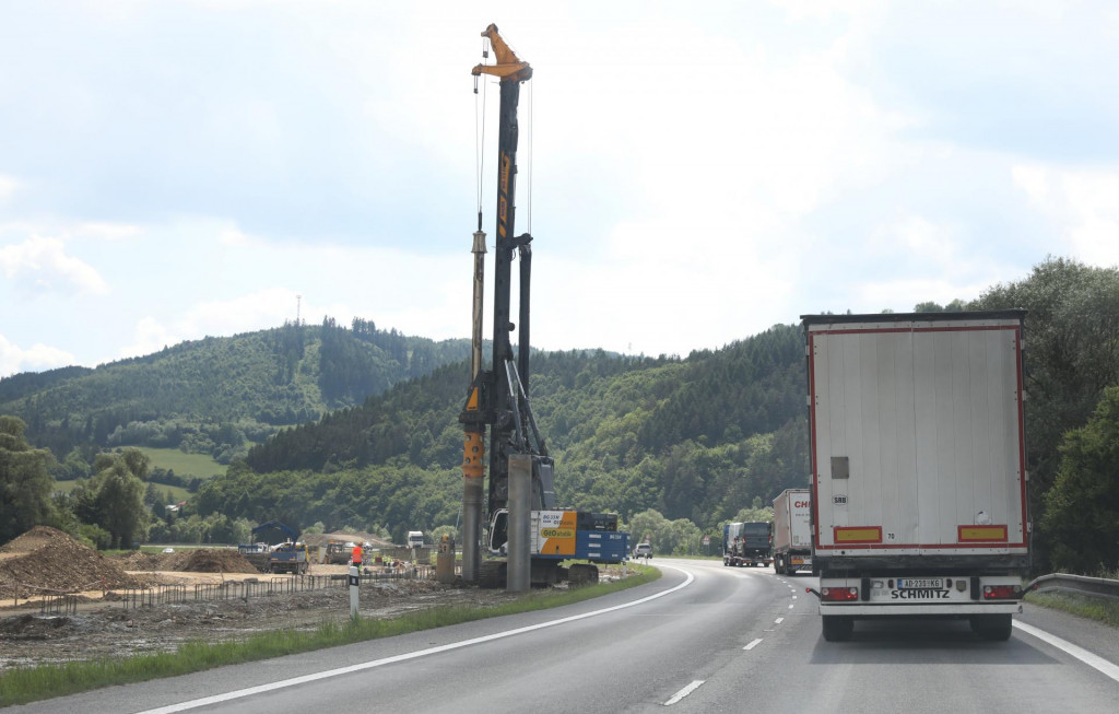 Celkov&aacute; hodnota troch kontraktov mierne presahuje 890 mili&oacute;nov eur. Po dokončen&iacute; jednotliv&yacute;ch &uacute;sekov sa diaľničn&aacute; sieť na Kysuciach roz&scaron;&iacute;ri o 26 kilometrov. FOTO: HN/Peter Mayer
