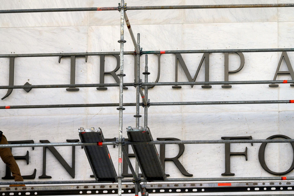 Le&scaron;enie zakr&yacute;va meno americk&eacute;ho prezidenta Donalda Trumpa na budove Kennedyho centra m&uacute;zick&yacute;ch umen&iacute; vo Washintone. FOTO: TASR/AP