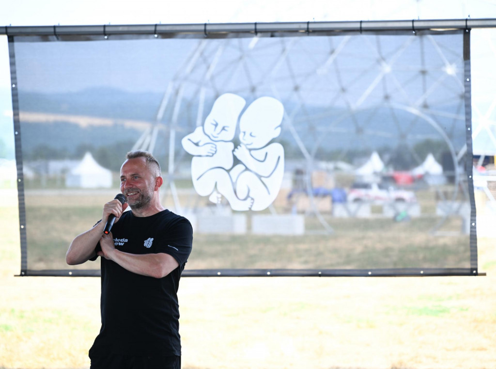 Na sn&iacute;mke riaditeľ festivalu Pohoda Michal Ka&scaron;č&aacute;k počas pr&iacute;prav na 30. ročn&iacute;k festivalu Pohoda v Trenč&iacute;ne. FOTO: TASR/Martin Medňansk&yacute;