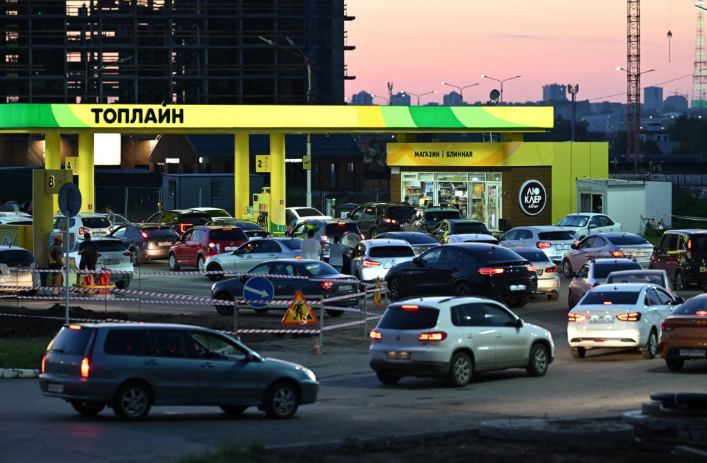 Vozidl&aacute; stoja v rade na tankovanie pri benz&iacute;novej pumpe v sib&iacute;rskom meste Omsk v Rusku. FOTO: Reuters