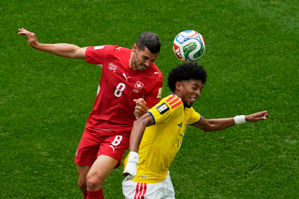 &Scaron;vajčiarsky hr&aacute;č Remo Freuler(vľavo) hlavičkuje cez Kolumbijčana Johana Mojicu počas z&aacute;pasu osemfin&aacute;le &Scaron;vajčiarsko - Kolumbia na MS 2026 vo futbale v kanadskom Vancouveri 7. j&uacute;la 2026. FOTO TASR/AP
