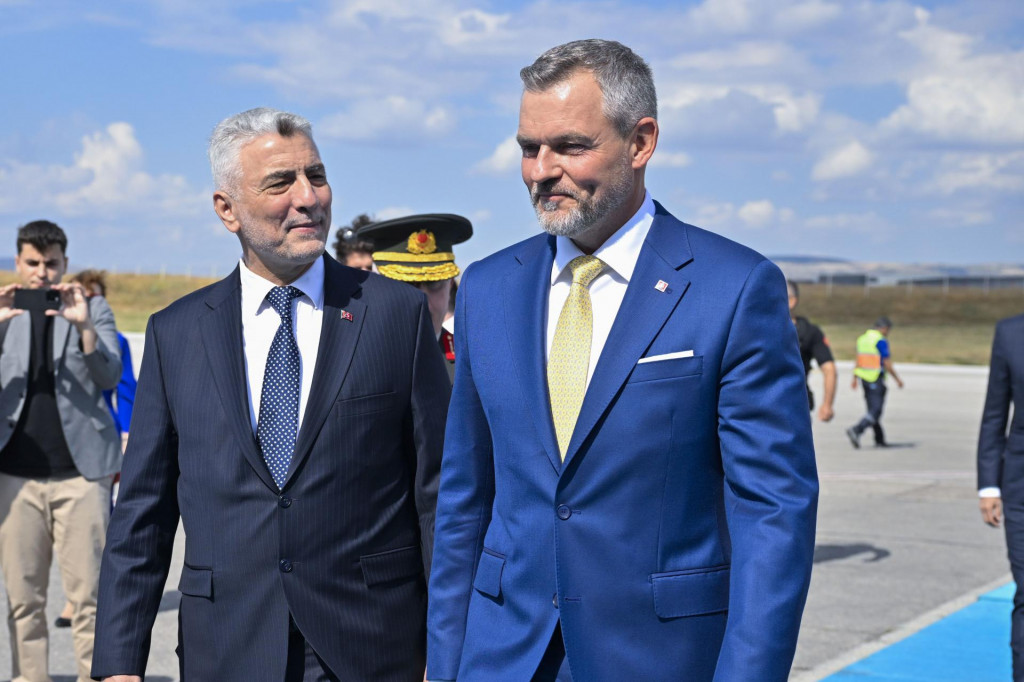 Slovensk&yacute; prezident Peter Pellegrini (vpravo), ktor&eacute;ho priv&iacute;tal tureck&yacute; minister obchodu &Ouml;mer Bolat po pr&iacute;lete na summit NATO v Ankare. FOTO TASR/Anadolu