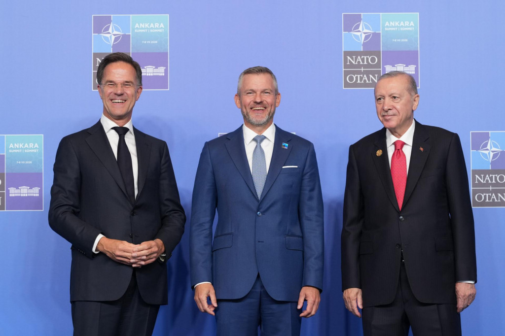 Slovensk&yacute; prezident Peter Pellegrini (uprostred), tureck&yacute; prezident Recep Tayyip Erdogan (vpravo) a gener&aacute;lny tajomn&iacute;k NATO Mark Rutte (vľavo) p&oacute;zuj&uacute; počas pr&iacute;chodu na summit NATO v Ankare. FOTO: TASR/AP