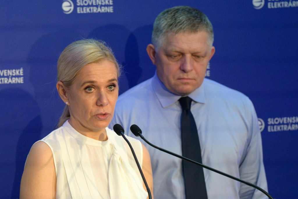 Na sn&iacute;mke premi&eacute;r Robert Fico a podpredsedn&iacute;čka vl&aacute;dy a ministerka hospod&aacute;rstva Denisa Sakov&aacute;. FOTO: TASR/Henrich Mi&scaron;ovič