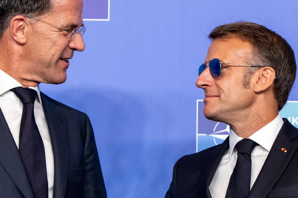 Franc&uacute;zsky prezident Emmanuel Macron a gener&aacute;lny tajomn&iacute;k NATO Mark Rutte p&oacute;zuj&uacute; počas summitu NATO v Ankare. FOTO: TASR/AP