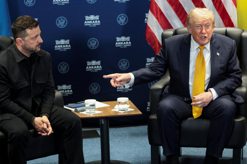 Americk&yacute; prezident Donald Trump a ukrajinsk&yacute; prezident Volodymyr Zelenskyj rokuj&uacute; na stretnut&iacute; počas summitu NATO v Ankare. FOTO: REUTERS