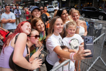 Fan&uacute;&scaron;ikovia Taylor Swiftovej pred Madison Square Garden. FOTO: REUTERS