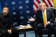 Americk&yacute; prezident Donald Trump a ukrajinsk&yacute; prezident Volodymyr Zelenskyj na summite NATO v Ankare. FOTO: REUTERS