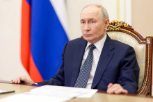 Rusk&yacute; prezident Vladimir Putin nariadil kabinetu z&aacute;kaz exportu nafty, pretože v Rusku sa na diesel stoj&iacute; v hodinov&yacute;ch radoch. FOTO: REUTERS/Gavriil Grigorov