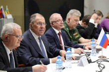 Rusk&yacute; minister zahraničn&yacute;ch vec&iacute; Sergej Lavrov sa v Niamey v Nigeri z&uacute;častnil stretnutia s ministrom zahraničn&yacute;ch vec&iacute; Burkiny Faso Karamokom Jeanom Marie Traor&eacute;m. FOTO: Reuters