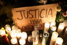 Tabuľa a sviečky počas pietnej spomienky po smrti mexick&eacute;ho motoristu Lorenza Salgada Arauja, ktor&eacute;ho zabil agent ICE v Houstone v Texase. FOTO: Reuters