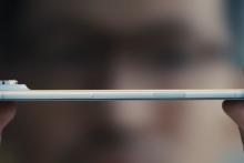 Firma budovala marketingov&uacute; pozornosť prim&aacute;rne na ultra tenkom dizajne. FOTO: YouTube/Apple
