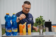 Barman Ladislav Dobo&scaron; pripravil unik&aacute;tne autorsk&eacute; recepty na mie&scaron;an&eacute; nealko aj alko drinky vytvoren&eacute; s Gemerka Botanica.