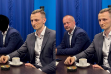 PS zverejnilo kol&aacute;ž, na ktorej je &uacute;dajne J&aacute;n Gr&oacute;f vľavo so začiernenou tv&aacute;rou, vpravo bez začiernenia. FOTO: Reprofoto PS