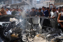 Palest&iacute;nčania kontroluj&uacute; miesto izraelsk&eacute;ho &uacute;toku na vozidlo v meste Gaza. FOTO: Reuters