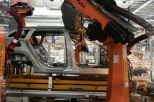 Mont&aacute;žna hala karos&aacute;rne Volkswagen Touareg a &Scaron;koda Superb v bratislavskom z&aacute;vode Volkswagen Slovakia. FOTO: TASR/P. Neubauer