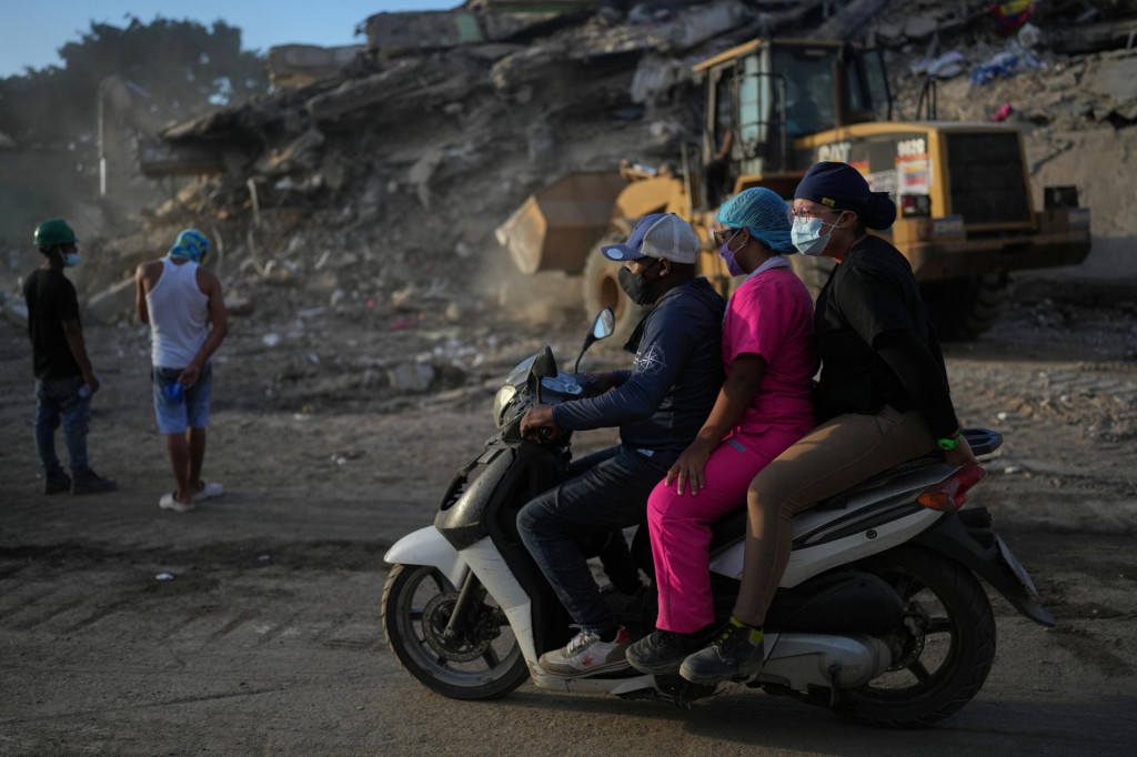 Na sn&iacute;mke zdravotn&eacute; sestry jazdia na motorke po zemetrasen&iacute; vo venezuelskom meste La Guaira na severe Venezuely v utorok 7. j&uacute;la 2026. FOTO: TASR/AP