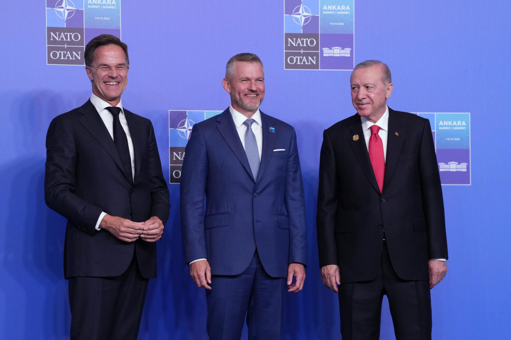 Slovensk&yacute; prezident Peter Pellegrini (uprostred), tureck&yacute; prezident Recep Tayyip Erdogan (vpravo) a gener&aacute;lny tajomn&iacute;k NATO Mark Rutte (vľavo). FOTO: TASR/AP