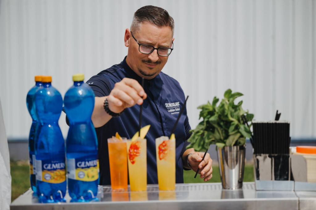Barman Ladislav Dobo&scaron; pripravil unik&aacute;tne autorsk&eacute; recepty na mie&scaron;an&eacute; nealko aj alko drinky vytvoren&eacute; s Gemerka Botanica.