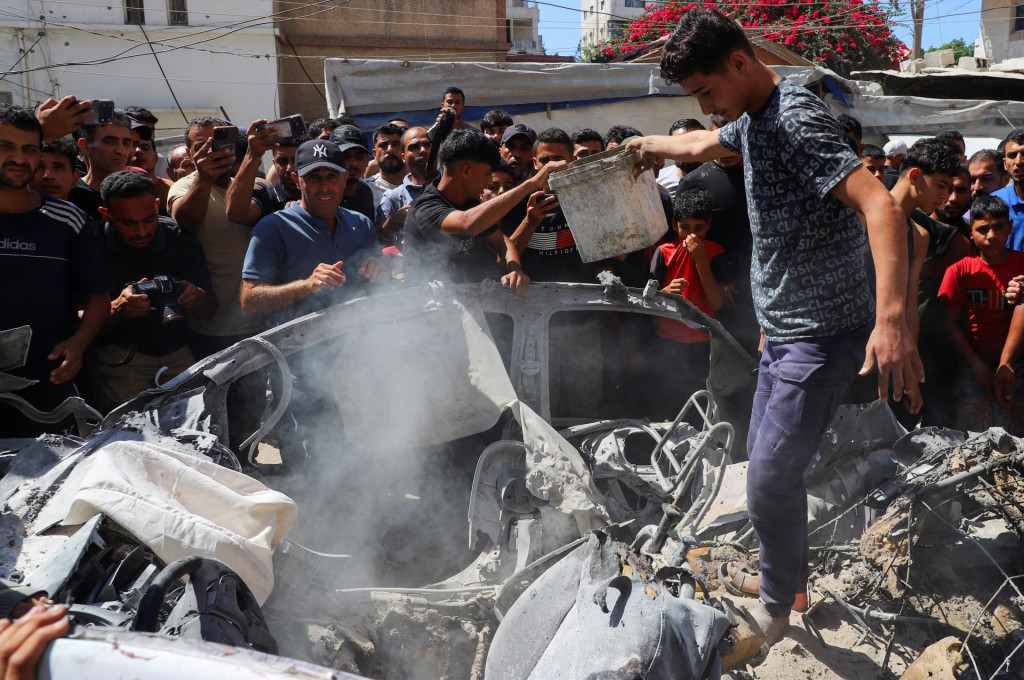 Palest&iacute;nčania kontroluj&uacute; miesto izraelsk&eacute;ho &uacute;toku na vozidlo v meste Gaza. FOTO: Reuters