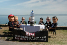 Aktivisti z humanit&aacute;rnej koal&iacute;cie Oxfam v r&aacute;mci protestu zo 16. j&uacute;na vytvorili figur&iacute;ny l&iacute;drov G7. Upozorňovali na to, že 82 percent Gazanov nem&aacute; pr&iacute;stup k pitnej vode. FOTO: Reuters