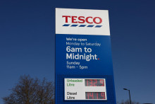 Tesco sa pl&aacute;nuje s&uacute;strediť viac na domovsk&eacute; Spojen&eacute; kr&aacute;ľovstvo. FOTO: Reuters