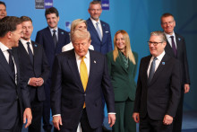 F&iacute;nsky prezident Alexander Stubb, americk&yacute; prezident Donald Trump, talianska premi&eacute;rka Giorgia Meloni a britsk&yacute; premi&eacute;r Keir Starmer sa z&uacute;častňuj&uacute; summitu l&iacute;drov NATO v Ankare v Turecku. FOTO: Reuters
