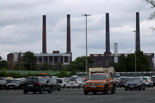 Aut&aacute; parkuj&uacute; vedľa tov&aacute;rne Volkswagen v deň zasadnutia dozornej rady vo Wolfsburgu v Nemecku. FOTO: Reuters