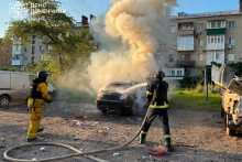 Hasiči hasia požiar obytnej budovy zničenej po ruskom leteckom &uacute;toku v Kramatorsku, v Doneckej oblasti na v&yacute;chode Ukrajiny. FOTO: TASR/AP