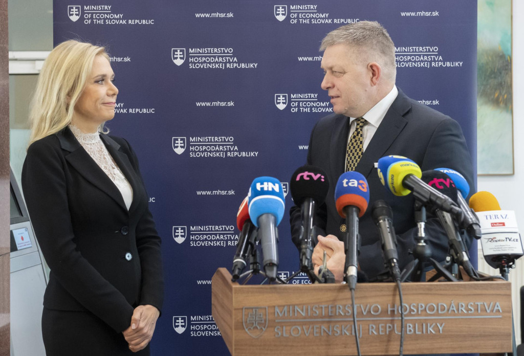 Ministerka hospod&aacute;rstva Denisa Sakov&aacute; a premi&eacute;r Robert Fico.
FOTO: TASR/ M. Baumann