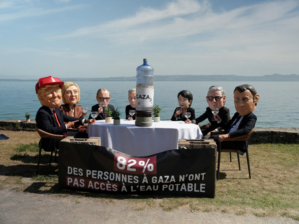 Aktivisti z humanit&aacute;rnej koal&iacute;cie Oxfam v r&aacute;mci protestu zo 16. j&uacute;na vytvorili figur&iacute;ny l&iacute;drov G7. Upozorňovali na to, že 82 percent Gazanov nem&aacute; pr&iacute;stup k pitnej vode. FOTO: Reuters