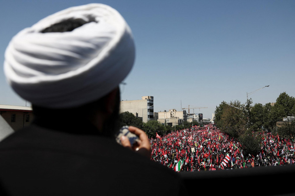 Islamsk&aacute; republika obvinila Washington, že &uacute;toky zasiahli aj civiln&uacute; infra&scaron;trukt&uacute;ru, aby odvr&aacute;til pozornosť od pohrebu zosnul&eacute;ho najvy&scaron;&scaron;ieho vodcu ajatoll&aacute;ha Al&iacute;ho Chamene&iacute;ho. FOTO: REUTERS