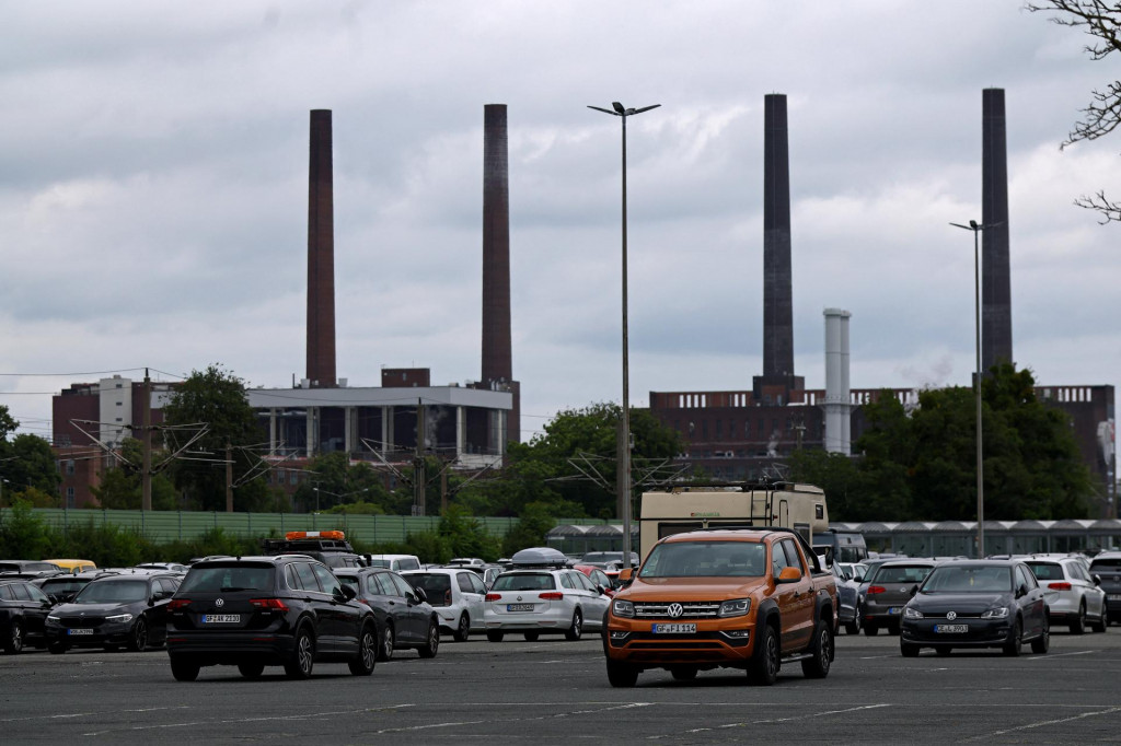 Aut&aacute; parkuj&uacute; vedľa tov&aacute;rne Volkswagen v deň zasadnutia dozornej rady vo Wolfsburgu v Nemecku. FOTO: Reuters