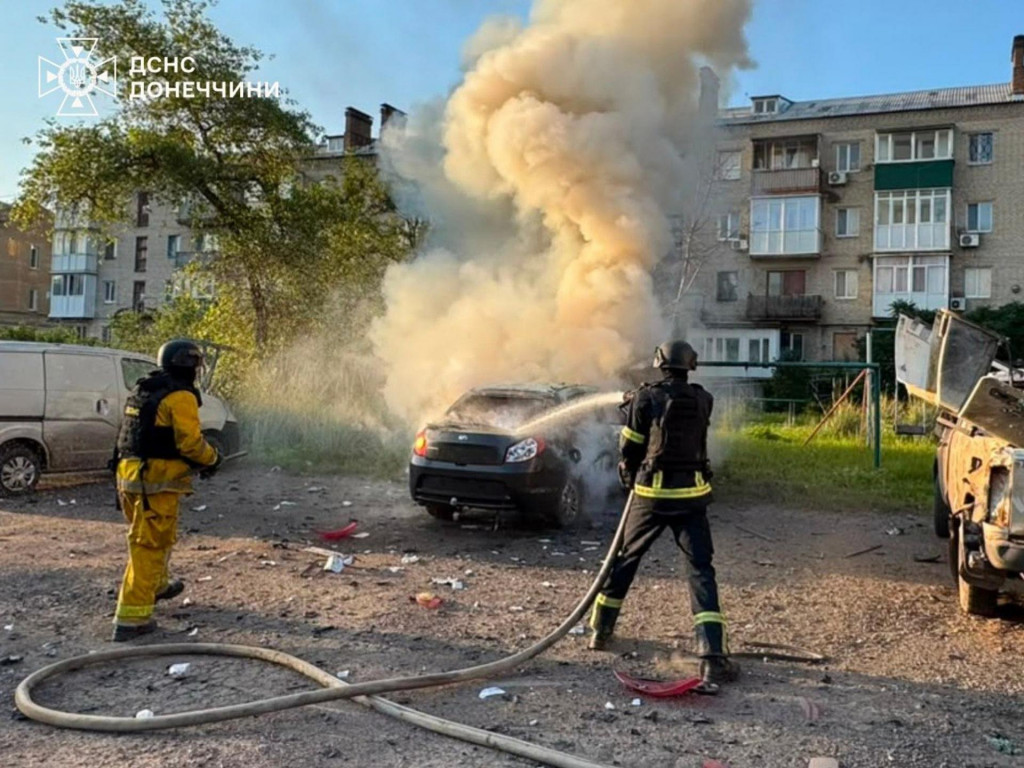 Hasiči hasia požiar obytnej budovy zničenej po ruskom leteckom &uacute;toku v Kramatorsku, v Doneckej oblasti na v&yacute;chode Ukrajiny. FOTO: TASR/AP