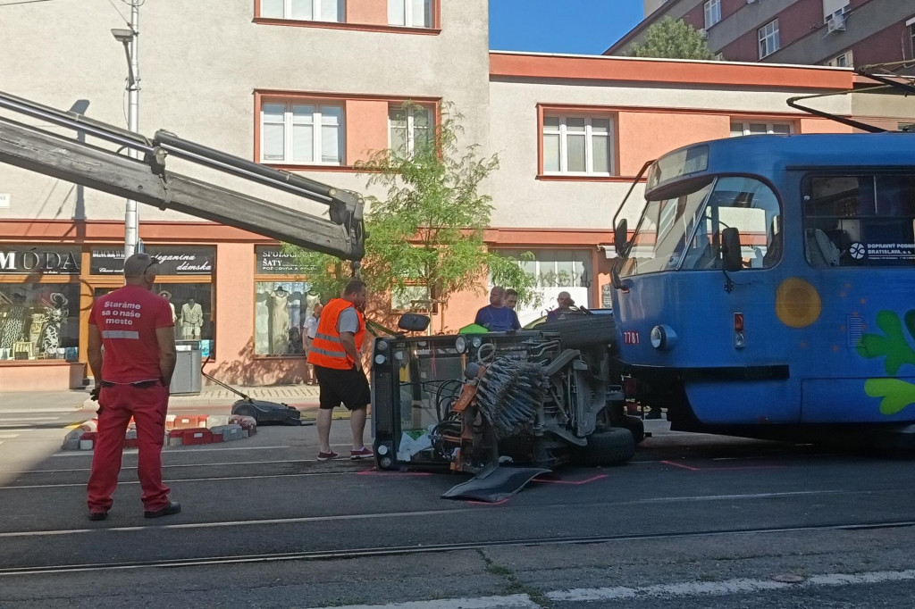 Nehoda cestn&eacute;ho zametacieho vozidla s električkou na križovatke Vajnorskej a &Scaron;kult&eacute;tyho v Bratislave 10. j&uacute;la 2026. FOTO: TASR/Martina Krikov&aacute;