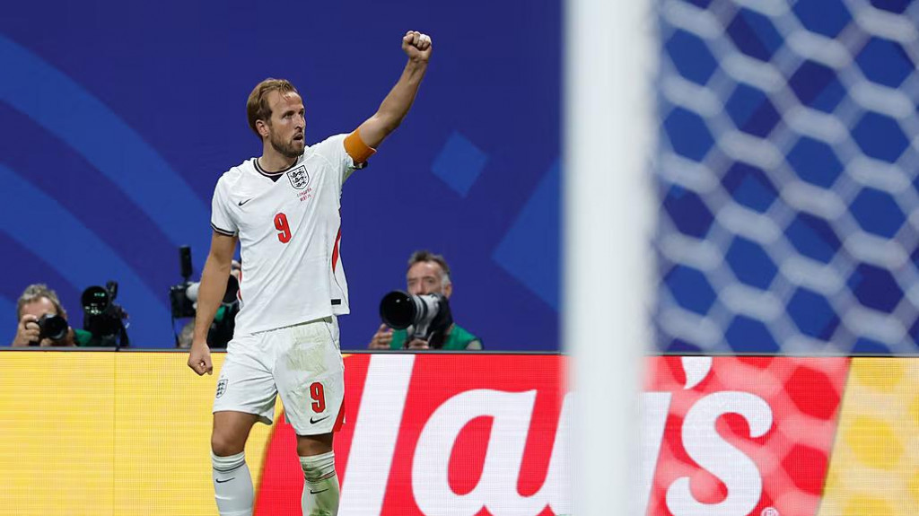 Anglick&yacute; &uacute;točn&iacute;k Harry Kane oslavuje g&oacute;l do siete DR Kongo. FOTO: TASR/AP