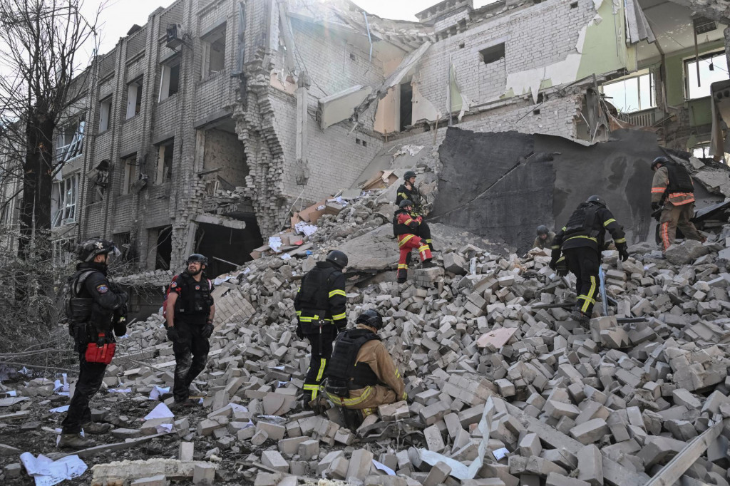 Hasiči bojuj&uacute; s požiarmi, ktor&eacute; vznikli pri bombardovan&iacute;. FOTO: REUTERS
