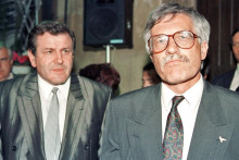 Vladim&iacute;r Mečiar a V&aacute;clav Klaus po skončen&iacute; rokovania o bud&uacute;cnosti spoločn&eacute;ho &scaron;t&aacute;tu, ktor&eacute; sa uskutočnilo 17. j&uacute;na 1992 v Prahe. FOTO: Arch&iacute;v TASR/Pavel Neubauer