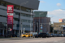 Vozidl&aacute; čakaj&uacute; v rade na čerpacej stanici Lukoil v Moskve. FOTO: TASR/AP