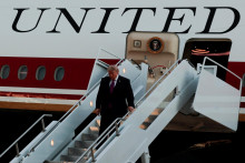 Americk&yacute; prezident Donald Trump vystupuje z paluby nov&eacute;ho lietadla Air Force One, ktor&eacute; mu daroval Katar. FOTO: Reuters