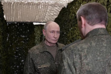 Rusk&yacute; prezident Vladimir Putin nav&scaron;tevuje veliteľsk&eacute; stanovi&scaron;te ruskej arm&aacute;dy na nezverejnenom mieste. FOTO: Reuters