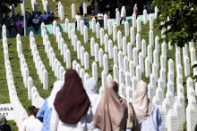Ľudia sa modlia počas pam&auml;tnej sl&aacute;vnosti a pohrebu za desať obet&iacute; pri pr&iacute;ležitosti 31. v&yacute;ročia genoc&iacute;dy v Srebrenici v Potočari v Bosne a Hercegovine. FOTO: Reuters