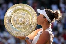 Če&scaron;ka Linda Noskov&aacute; oslavuje s trofejou po v&iacute;ťazstve vo fin&aacute;lovom z&aacute;pase nad Če&scaron;kou Karol&iacute;nou Muchovou. FOTO: Reuters