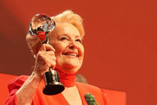 Magda V&aacute;&scaron;&aacute;ryov&aacute; prevzala Cenu prezidenta MFF Karlove Vary. FOTO: Mafra/Anna Kristov&aacute;