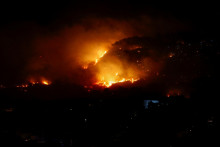 V sic&iacute;lskej dedine Romitello neďaleko Palerma v Taliansku hor&iacute; lesn&yacute; požiar. FOTO: Reuters