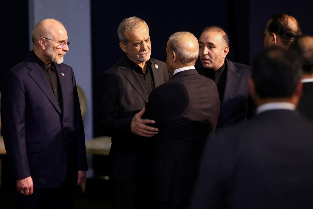 Ir&aacute;nsky prezident Mas&uacute;d Peze&scaron;kian sa stret&aacute;va s pakistansk&yacute;m premi&eacute;rom &Scaron;ehb&aacute;zom &Scaron;ar&iacute;fom vedľa predsedu ir&aacute;nskeho parlamentu Mohammada Bakera K&aacute;libafa. FOTO: Reuters
