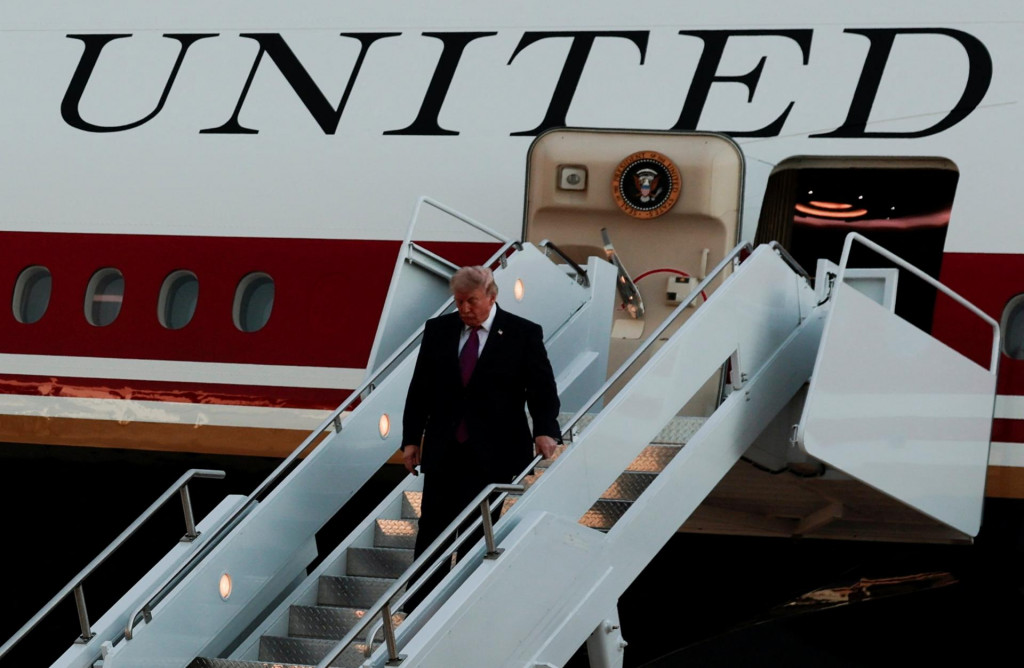 Americk&yacute; prezident Donald Trump vystupuje z paluby nov&eacute;ho lietadla Air Force One, ktor&eacute; mu daroval Katar. FOTO: Reuters