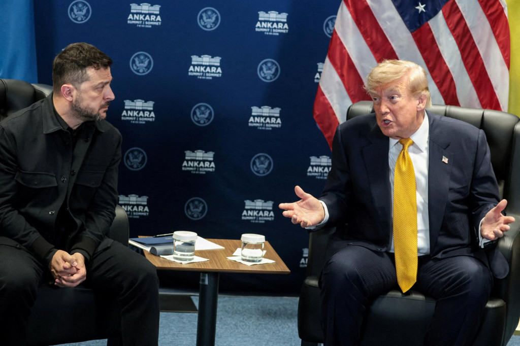 Americk&yacute; prezident Donald Trump hna stratnut&iacute; s ukrajinsk&yacute;m prezidentom Volodymyrom Zelenskym na summite NATO v Ankare.  FOTO: REUTERS