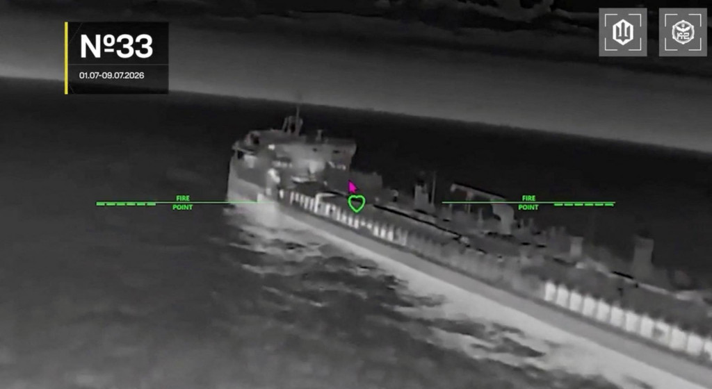 Podľa ukrajinskej arm&aacute;dy ukrajinsk&eacute; bezpilotn&eacute; lietadil&aacute; zasiahli rusk&yacute; tanker v Azovskom mori. FOTO: Reuters