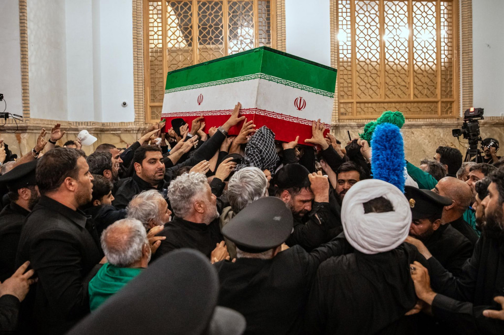 Ľudia nes&uacute; rakvu s telom zosnul&eacute;ho ir&aacute;nskeho najvy&scaron;&scaron;ieho duchovn&eacute;ho vodcu ajatoll&aacute;ha Al&iacute;ho Chamene&iacute;ho  v me&scaron;ite Im&aacute;mu R&eacute;za v ir&aacute;nskom meste Ma&scaron;had. FOTO: TASR/AP